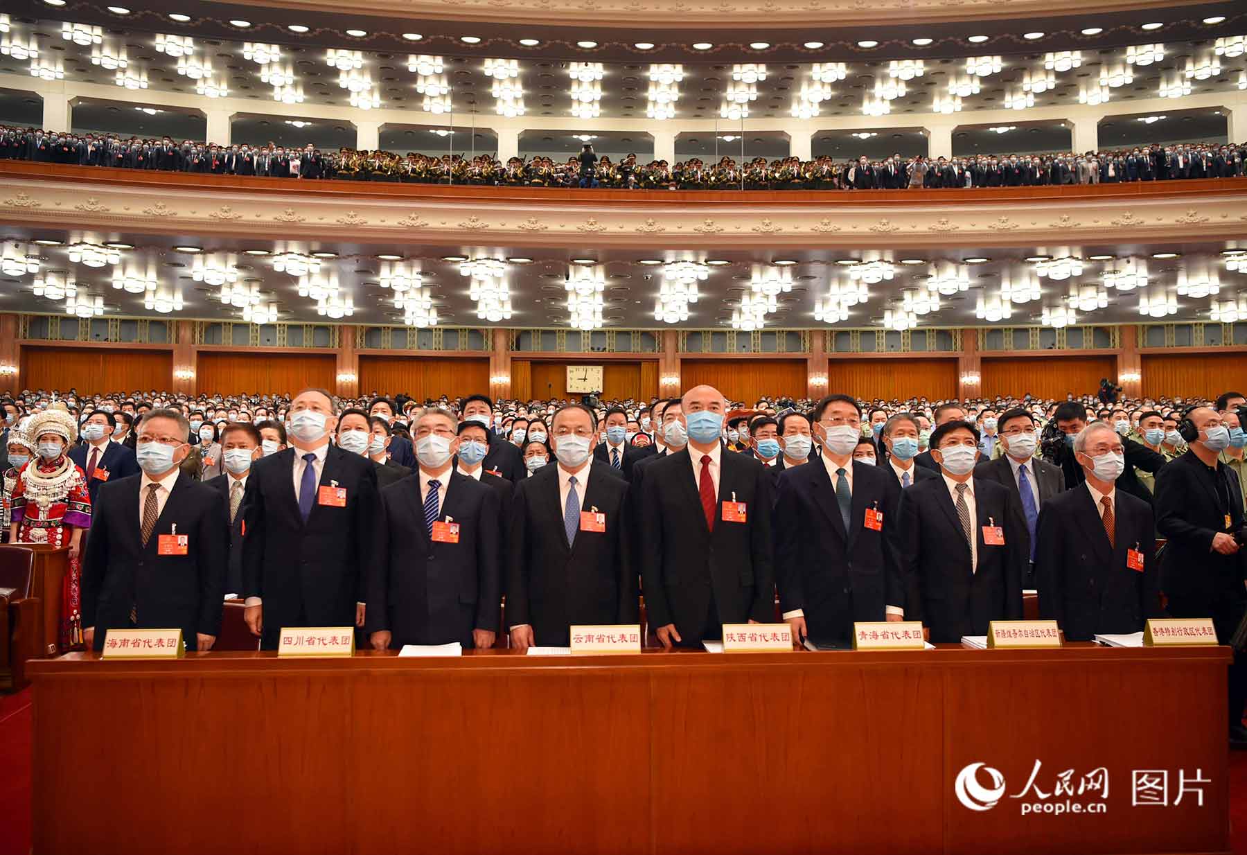 代表們高唱國歌。人民日報、人民網(wǎng)記者 雷聲 攝