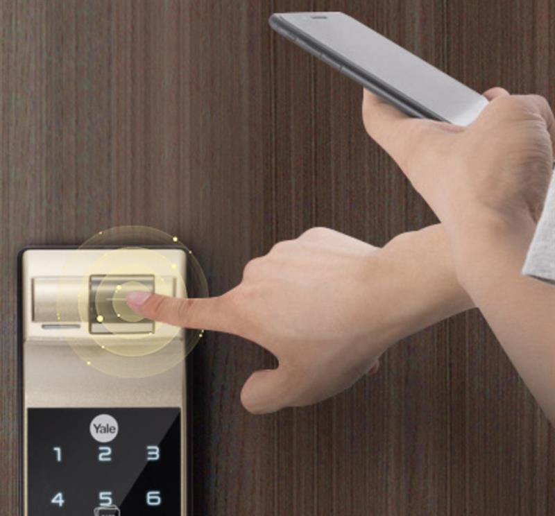 手里拿著手機(jī)

描述已自動生成