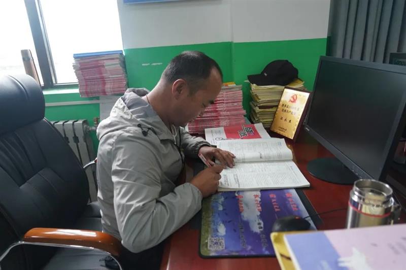 治多教師用堅(jiān)守精神扎根基層，點(diǎn)亮教育的希望明燈