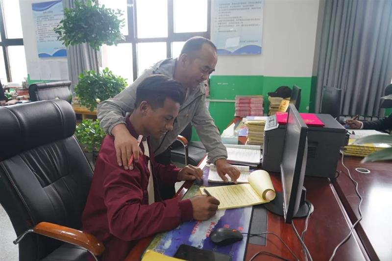 治多教師用堅(jiān)守精神扎根基層，點(diǎn)亮教育的希望明燈