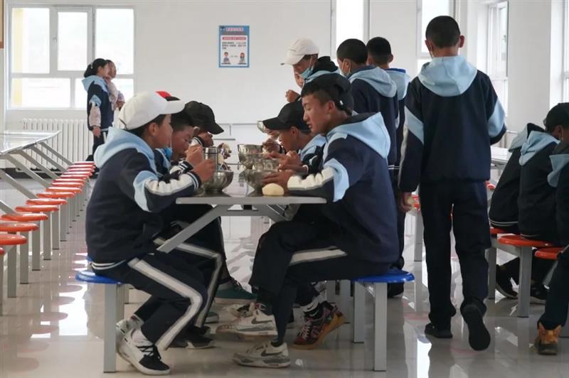 治多教師用堅(jiān)守精神扎根基層，點(diǎn)亮教育的希望明燈