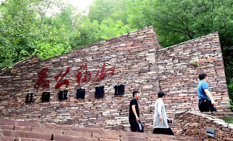 （決戰(zhàn)決勝脫貧攻堅(jiān)·圖文互動）（3）愚公村里看變遷