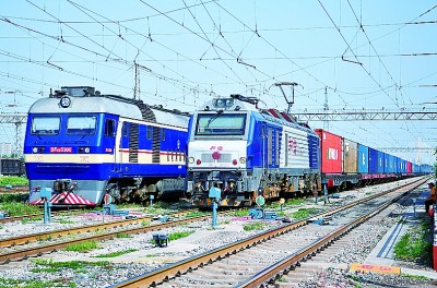 “拓展對外貿(mào)易，培育貿(mào)易新業(yè)態(tài)新模式”