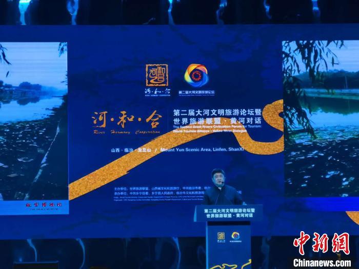 依舊是一身中山裝，在山西臨汾云丘山上，單霽翔開啟他的第N次演講。年近七旬的他，一如既往，奔波在中華文化守護(hù)之路上。　高雨晴 攝