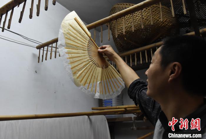 探訪中國(guó)三大名扇之一:手藝人堅(jiān)守下的榮昌折扇