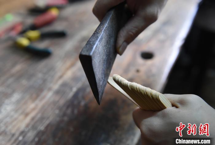 探訪中國(guó)三大名扇之一:手藝人堅(jiān)守下的榮昌折扇