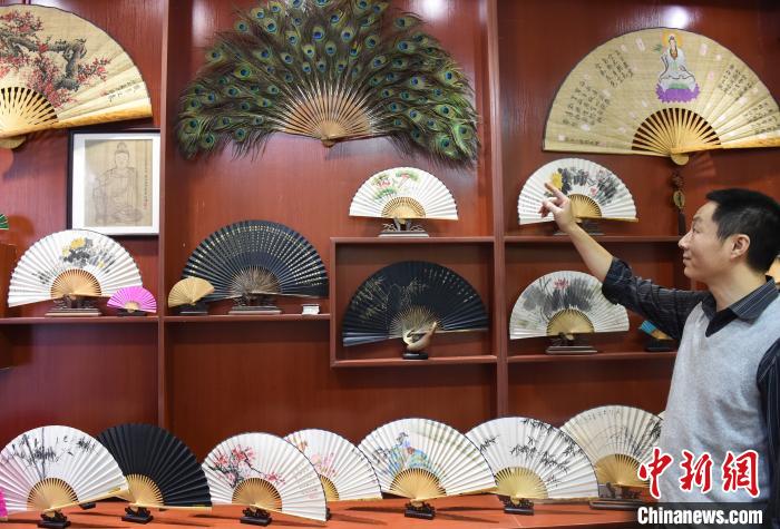 探訪中國(guó)三大名扇之一:手藝人堅(jiān)守下的榮昌折扇