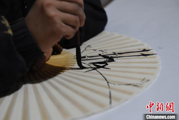 探訪中國(guó)三大名扇之一:手藝人堅(jiān)守下的榮昌折扇