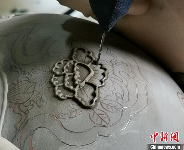 揉泥拉坯、干坯修坯、立線焙燒……陽(yáng)城縣僑楓瓷業(yè)有限公司的陶瓷體驗(yàn)館內(nèi)一片忙碌?！罱苡?攝