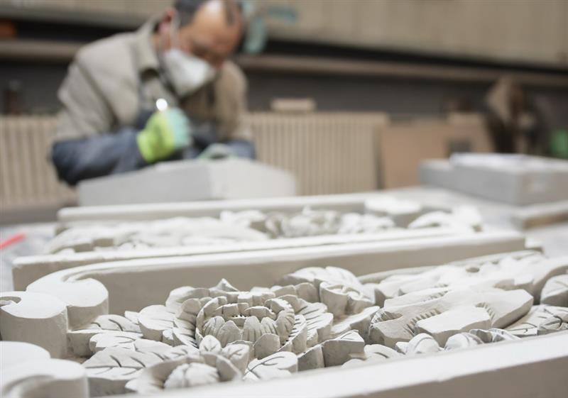 12月16日，在甘肅省臨夏回族自治州臨夏縣一磚雕公司，工作人員在制作磚雕作品。