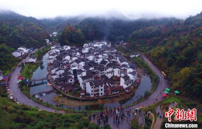 航拍美麗山村江西婺源縣大鄣山鄉(xiāng)菊徑村。村莊山環(huán)水繞，小河成大半圓型，被譽(yù)為“中國(guó)最圓的村莊”。(資料圖) 劉占昆 攝