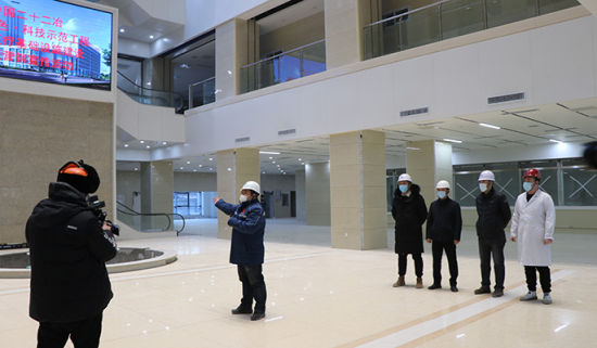 項(xiàng)目總工程師向目標(biāo)客戶介紹項(xiàng)目綠色施工和新技術(shù)應(yīng)用情況