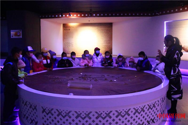 小記者們跟隨講解老師來了解未來拉薩的規(guī)劃 (2).jpg