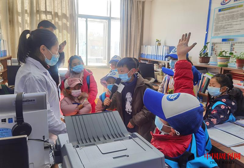 小記者格薩平措采訪工作人員次白.jpg 小記者格薩平措采訪工作人員次白.jpg