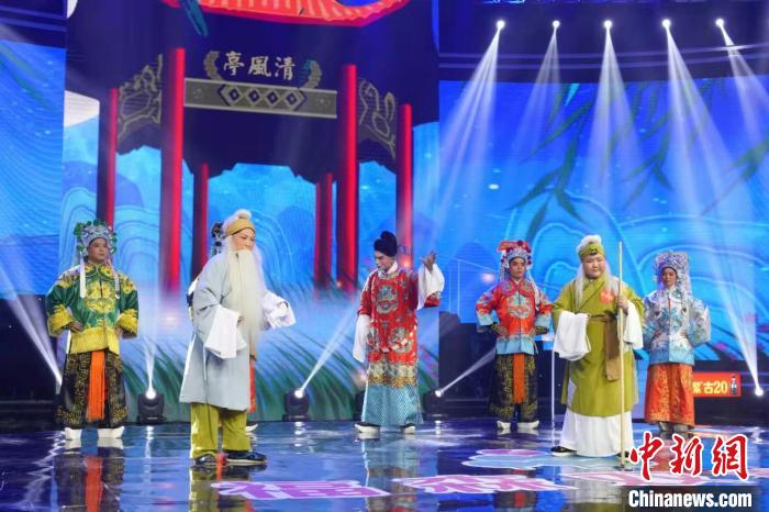 圖為1月31日，小選手們在擂臺賽現(xiàn)場表演?！∶峡?攝