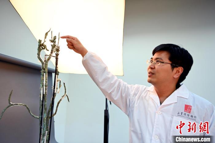 余健介紹三星堆3號(hào)青銅神樹修復(fù)情況?！“苍?攝
