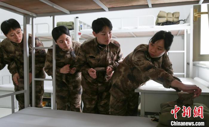 李偉教新兵整理內(nèi)務(wù)。受訪者提供 受訪者提供 攝