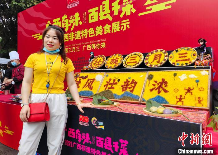 圖為1.8米壯族五色糯米飯吸引食客眼球?！↑S艷梅 攝