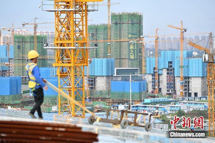 資料圖：一在建樓盤工地工人正在忙碌。 <a target='_blank' href='http://www.chinanews.com/'>中新社</a>記者 張浪 攝