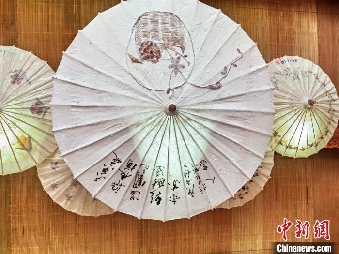 圖為用構(gòu)皮紙制作的傘 周燕玲 攝