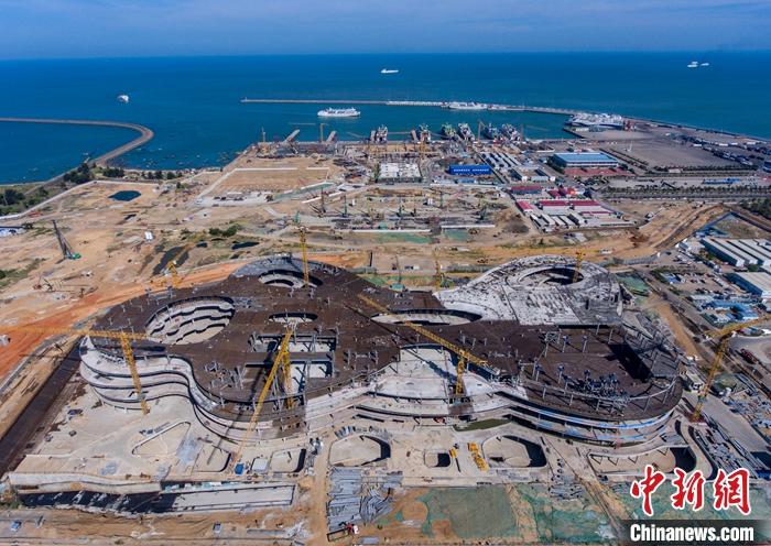 圖為5月19日，航拍海口國際免稅城項目建設(shè)現(xiàn)場。(無人機(jī)照片) <a target='_blank' href='http://www.chinanews.com/'>中新社</a>記者 駱云飛 攝