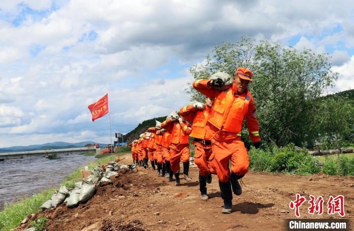 圖為森林消防指戰(zhàn)員進(jìn)行救援?！≠Z凡 攝