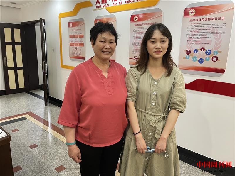 張艷麗和母親.jpg 張艷麗和母親.jpg