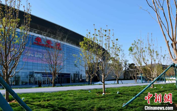 京雄城際鐵路雄安站配套工程———新月公園正式建成并開園迎客?！≈需F十二局集團(tuán)供圖