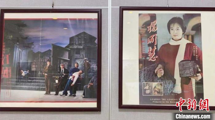 圖為張子誠收藏的海報(bào) 邢璐 攝 圖為張子誠收藏的海報(bào) 邢璐 攝