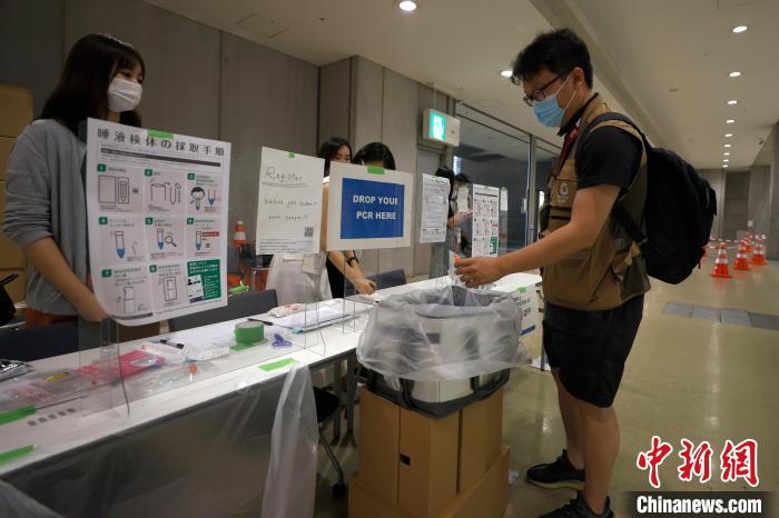 東京疫情形勢嚴(yán)峻，每個(gè)參會(huì)人員抵達(dá)東京后均要接受密集的核酸檢測。圖為設(shè)在新聞中心的核酸檢測站點(diǎn)。　富田 攝