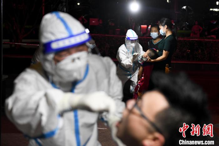 張家界市民在隔板處傳遞生活物資。