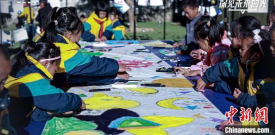 “大山里的小小航天人”：點(diǎn)燃科幻之夢(mèng) 韓憲 攝