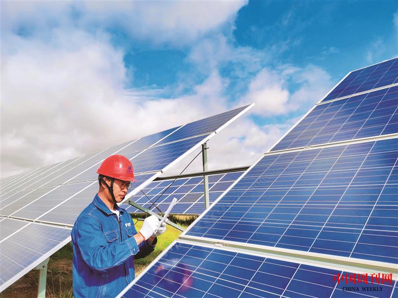 青年在光伏場站巡檢 副本.jpg 青年在光伏場站巡檢 副本.jpg