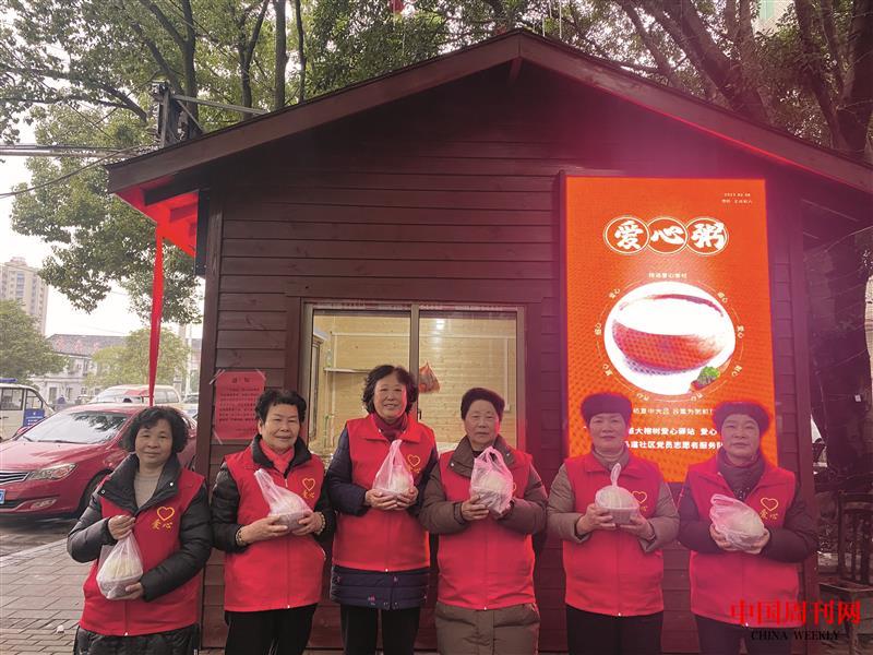 環(huán)衛(wèi)工人領(lǐng)取愛心早餐.jpg 環(huán)衛(wèi)工人領(lǐng)取愛心早餐.jpg