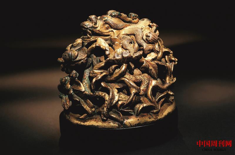 元代花間行龍鎏金文鎮(zhèn).jpg 元代花間行龍鎏金文鎮(zhèn).jpg