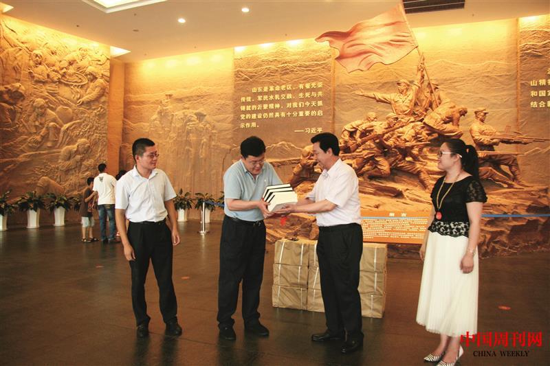向沂蒙革命紀念館捐贈紅色書籍.JPG